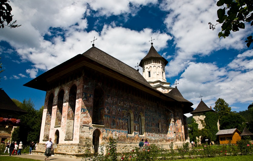 Statura impunătoare a bisericii Mânăstirii Moldovița